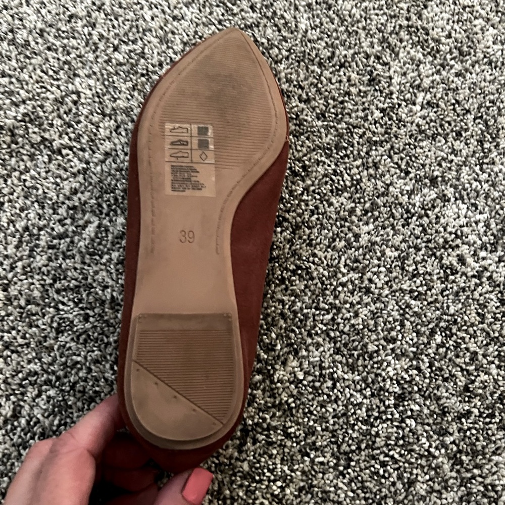 Brown woman’s flats.